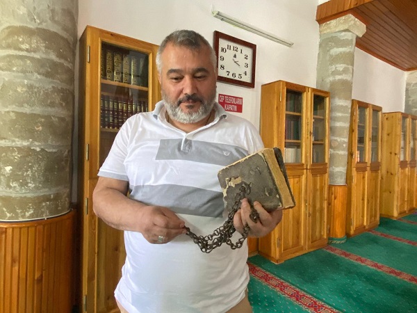 Foto - 300 yıldır muhafaza ediliyor! Kur’an-ı Kerim’in kapağındaki zincirin sırrı ne? 