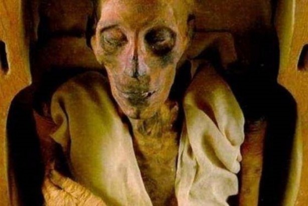 Foto - 300 yıllık ceset 1 saatte çürüdü