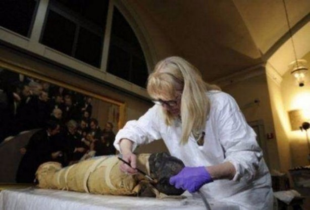 Foto - 300 yıllık ceset 1 saatte çürüdü