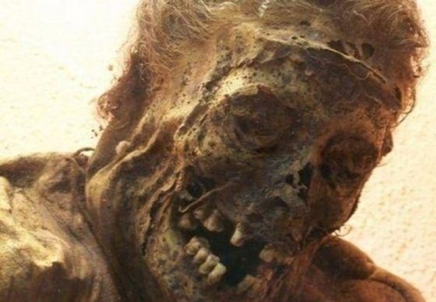 Foto - 300 yıllık ceset 1 saatte çürüdü