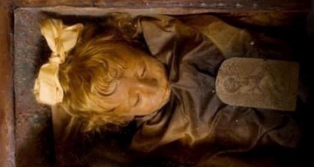 Foto - 300 yıllık ceset 1 saatte çürüdü