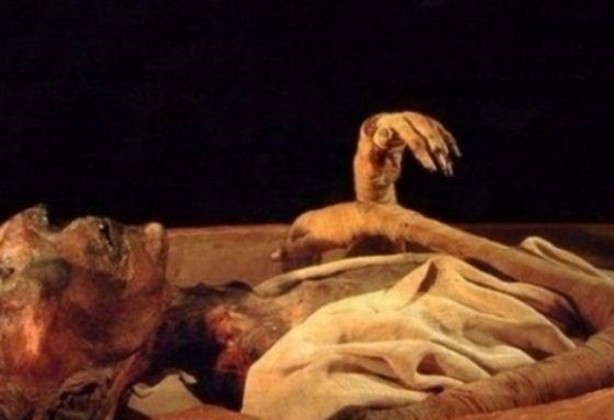 Foto - 300 yıllık ceset 1 saatte çürüdü