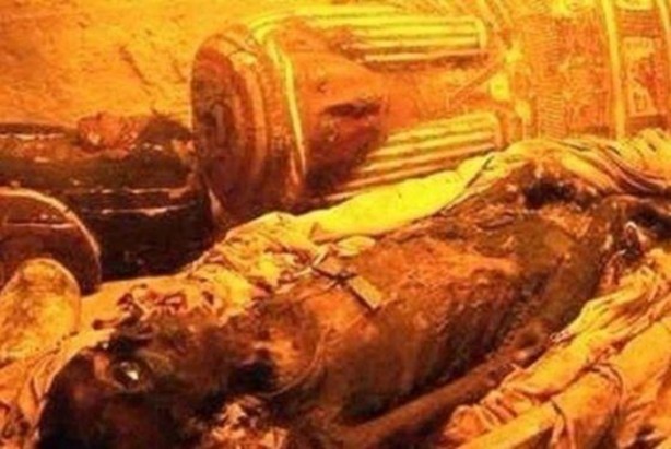 Foto - 300 yıllık ceset 1 saatte çürüdü