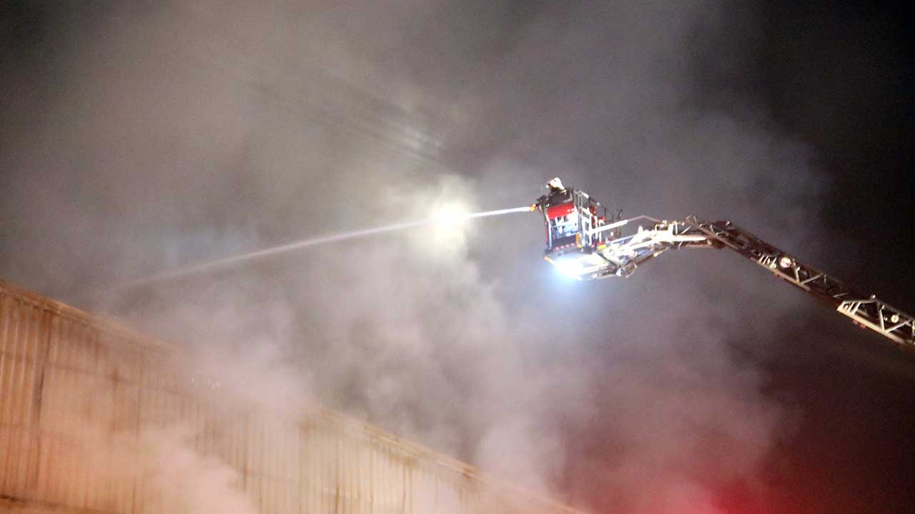 33 itfaiye aracı ve 58 itfaiye personeli.... Gaziantep'te ambalaj fabrikasında yangın