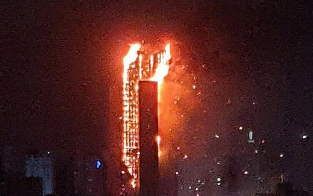 Foto - 33 katlı gökdelen cayır cayır yandı!