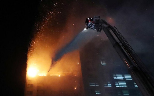 Foto - 33 katlı gökdelen cayır cayır yandı!