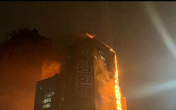 Foto - 33 katlı gökdelen cayır cayır yandı!