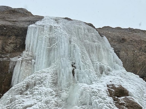 33 metrelik şelale dondu