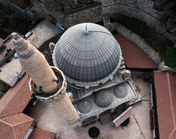 Foto - 345 yıllık tarihi yapı! Bu caminin yanından geçmeye korkuyorlar