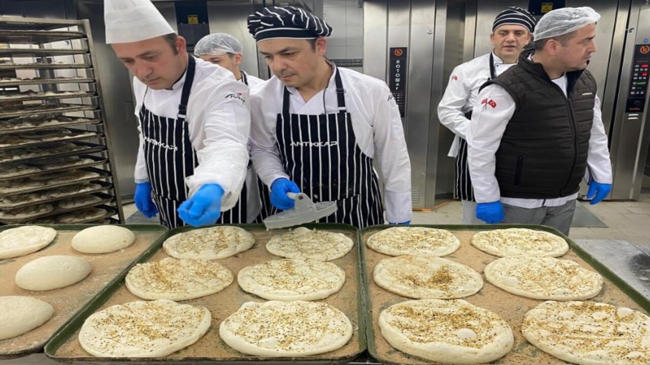 Foto - 370 gram ramazan pidesi 20 TL’den satılıyor! AK Partili belediyeden iftar sofralarına destek