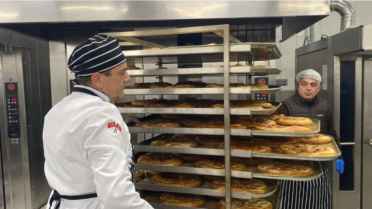 Foto - 370 gram ramazan pidesi 20 TL’den satılıyor! AK Partili belediyeden iftar sofralarına destek