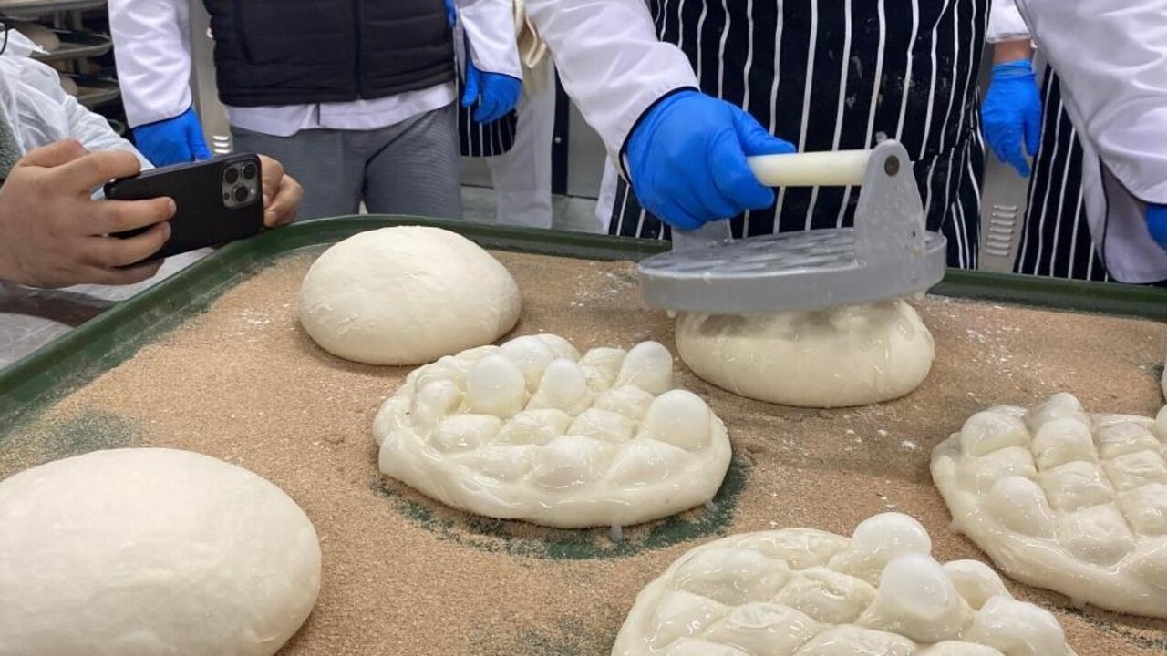 Foto - 370 gram ramazan pidesi 20 TL’den satılıyor! AK Partili belediyeden iftar sofralarına destek