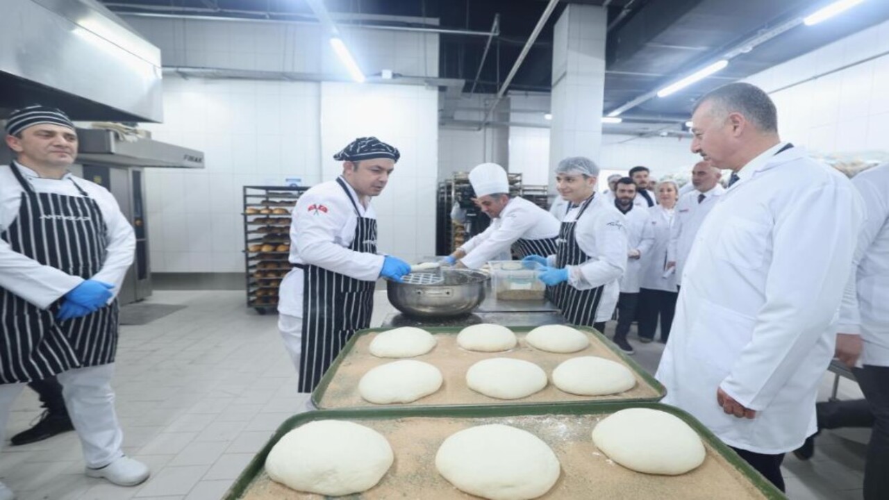 Foto - 370 gram ramazan pidesi 20 TL’den satılıyor! AK Partili belediyeden iftar sofralarına destek