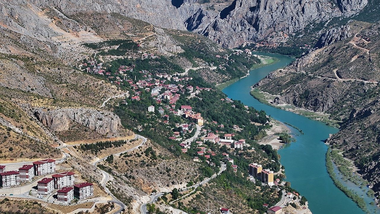 Foto - 38 tünelli Taş Yol’dan 600 metrelik Karanlık Kanyon’a! Medeniyetin izlerini taşıyan şehir: Erzincan