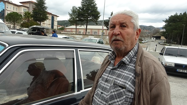 Foto - 38 yıldır aynı arabayı kullanıyor! 42 yıllık arabaya verilen rakam dudak uçuklattı