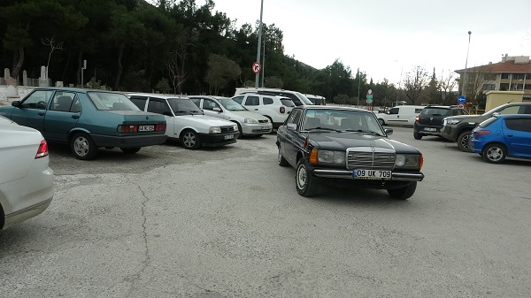 Foto - 38 yıldır aynı arabayı kullanıyor! 42 yıllık arabaya verilen rakam dudak uçuklattı