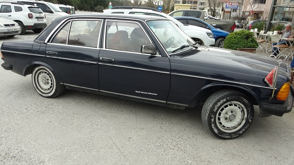 Foto - 38 yıldır aynı arabayı kullanıyor! 42 yıllık arabaya verilen rakam dudak uçuklattı