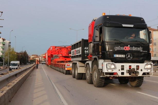 395 tonluk araç 280 tekerlekli tırla taşındı