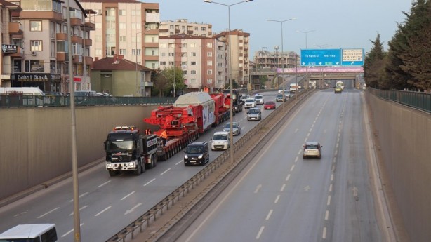 Foto - 395 tonluk araç 280 tekerlekli tırla taşındı