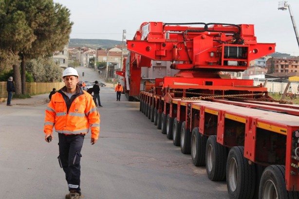 Foto - 395 tonluk araç 280 tekerlekli tırla taşındı