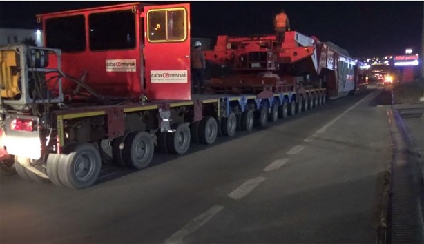 Foto - 395 tonluk araç 280 tekerlekli tırla taşındı