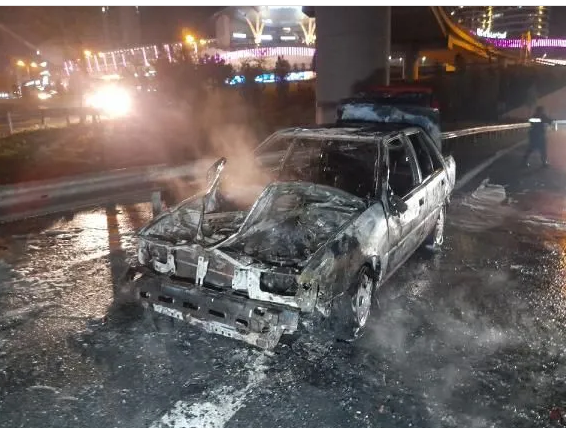 Foto - 3'ü bebek 8 kişinin bulunduğu araç küle döndü