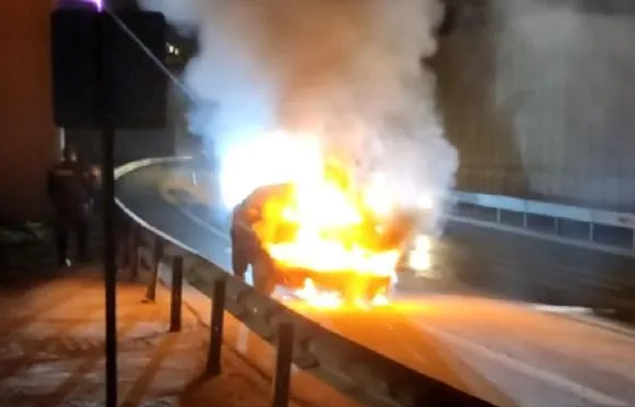 3'ü bebek 8 kişinin bulunduğu araç küle döndü