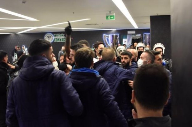 Foto - 4-4'lük maçın ardından koridorda kıyamet koptu! Konyaspor ile Kasımpaşalı futbolcular birbirine girdi