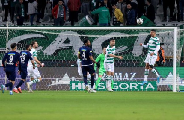 Foto - 4-4'lük maçın ardından koridorda kıyamet koptu! Konyaspor ile Kasımpaşalı futbolcular birbirine girdi
