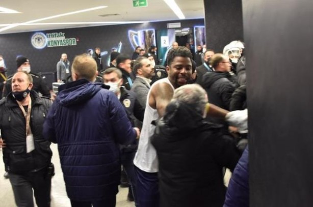 4-4'lük maçın ardından koridorda kıyamet koptu! Konyaspor ile Kasımpaşalı futbolcular birbirine girdi