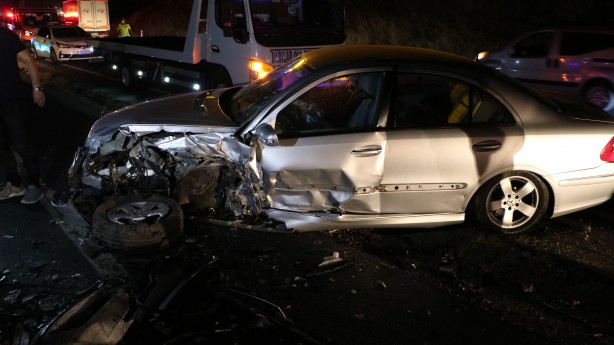 Foto - 4 aracın karıştığı zincirleme kaza: 7 yaralı