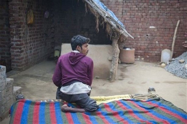 4 bacaklı adam görenleri hayrete düşürüyor