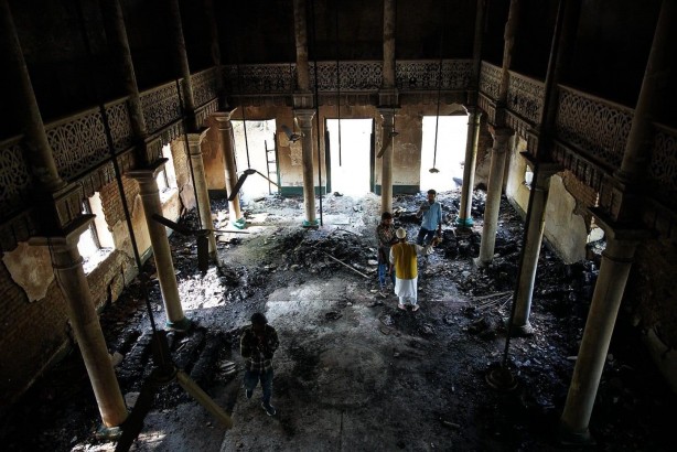 Foto - 4 bin 500'ün üzerinde Kur'an mushafını yaktılar! Hindu çeteler medrese ve cami yaktı