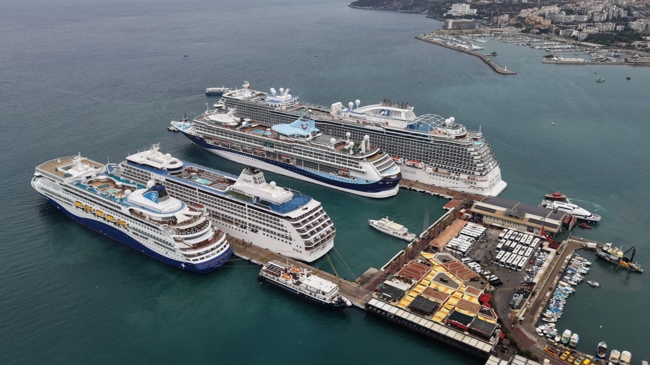 Foto - 4 gemiyle binlerce turist geldi! Esnaf bayram etti