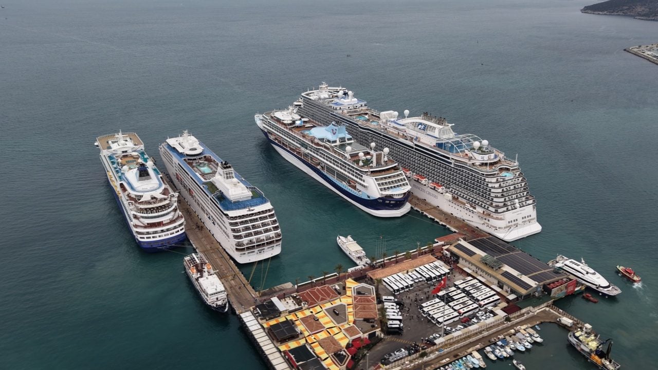 Foto - 4 gemiyle binlerce turist geldi! Esnaf bayram etti