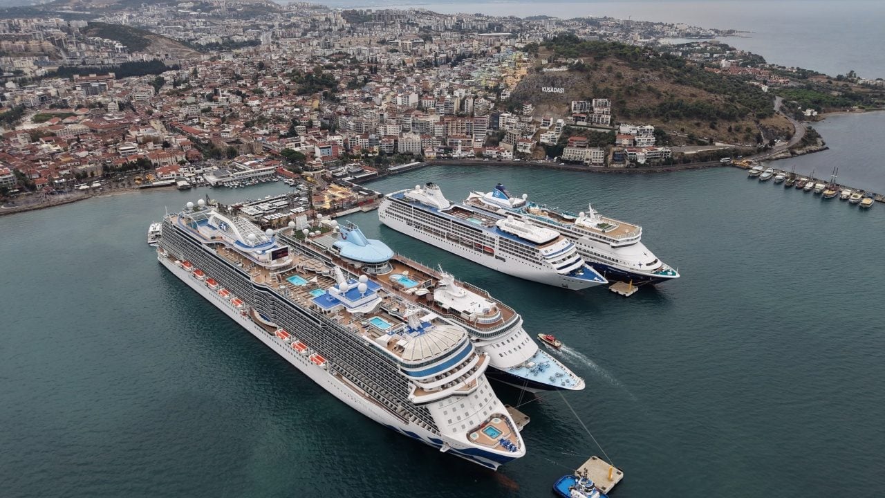 Foto - 4 gemiyle binlerce turist geldi! Esnaf bayram etti