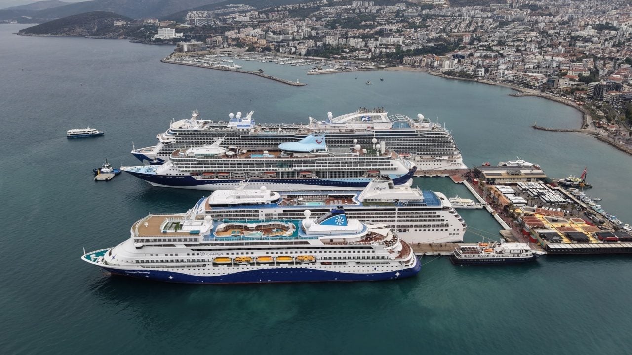 Foto - 4 gemiyle binlerce turist geldi! Esnaf bayram etti