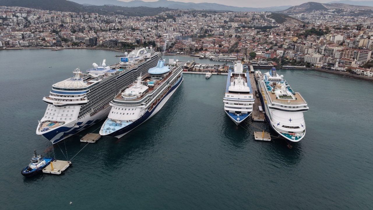 Foto - 4 gemiyle binlerce turist geldi! Esnaf bayram etti