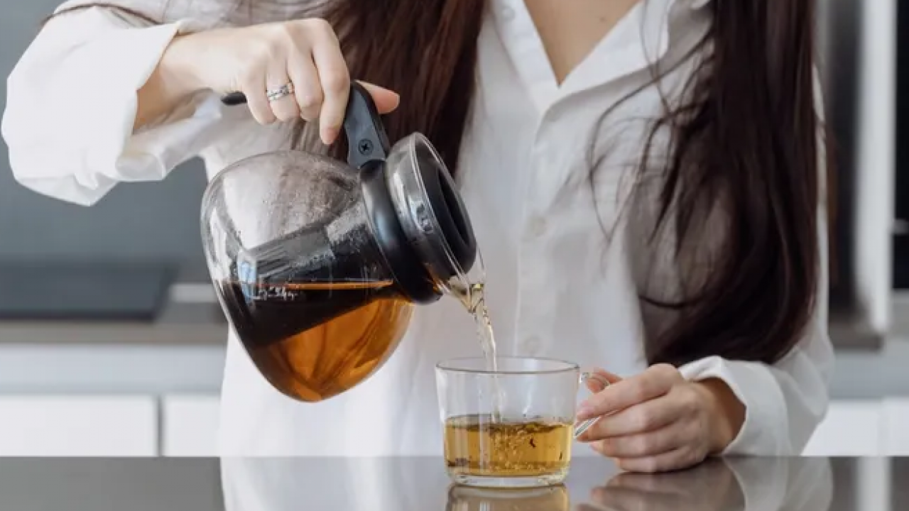 Foto - 4 hafta boyunca bardak bardak için: Bardağı resmen iğne ipliğe döndürüyor: Göbeği tığ gibi inceltiyor!