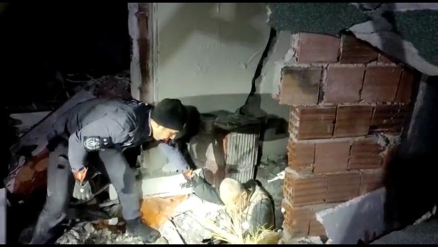 4 kişilik aileyi enkaz altından kurtaran polislerimiz yaşlı teyzeyi sırtında taşıdı!