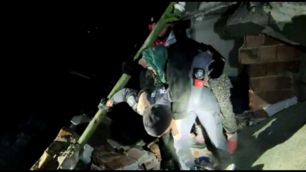 Foto - 4 kişilik aileyi enkaz altından kurtaran polislerimiz yaşlı teyzeyi sırtında taşıdı!