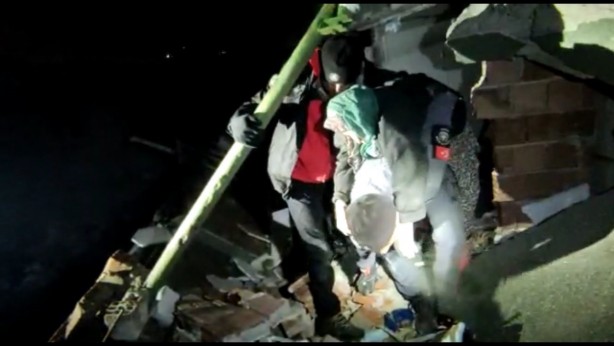 Foto - 4 kişilik aileyi enkaz altından kurtaran polislerimiz yaşlı teyzeyi sırtında taşıdı!