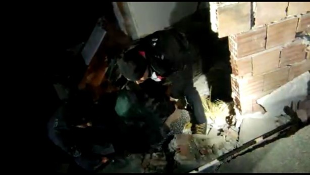 Foto - 4 kişilik aileyi enkaz altından kurtaran polislerimiz yaşlı teyzeyi sırtında taşıdı!