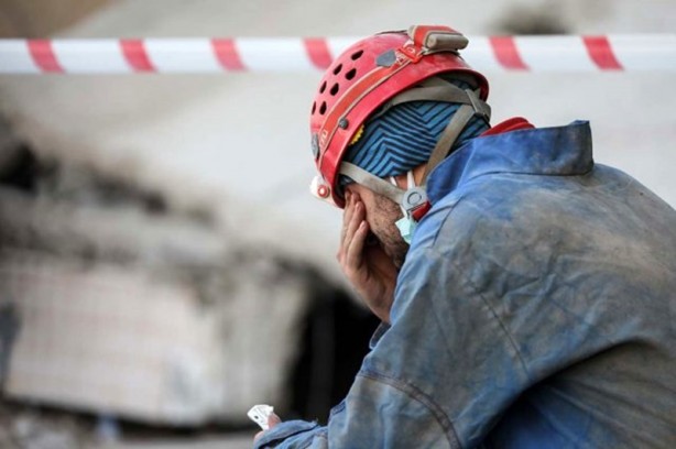Foto - 4 kişilik aileyi enkazdan çıkarırken göz yaşlarını tutamadı