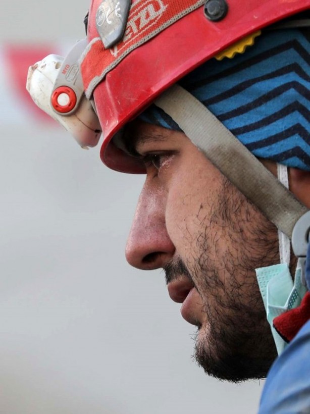 Foto - 4 kişilik aileyi enkazdan çıkarırken göz yaşlarını tutamadı