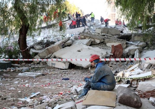 Foto - 4 kişilik aileyi enkazdan çıkarırken göz yaşlarını tutamadı