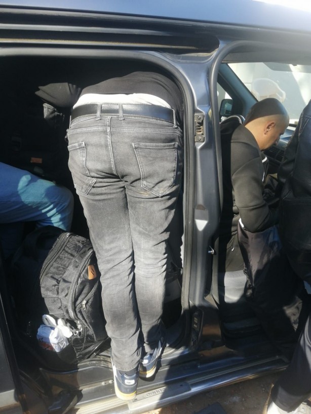 Foto - 4 kişilik araçta 13 düzensiz göçmen yakalandı