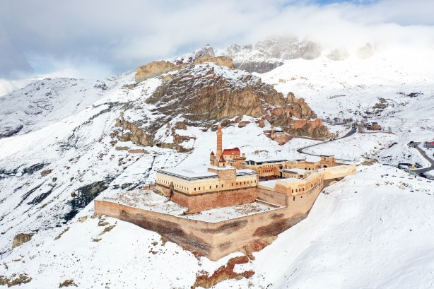 4 mevsim ayrı güzel! Osmanlı, Selçuklu mimarisinden izler taşıyan tarihi İshak Paşa Sarayı martta karla kaplandı!