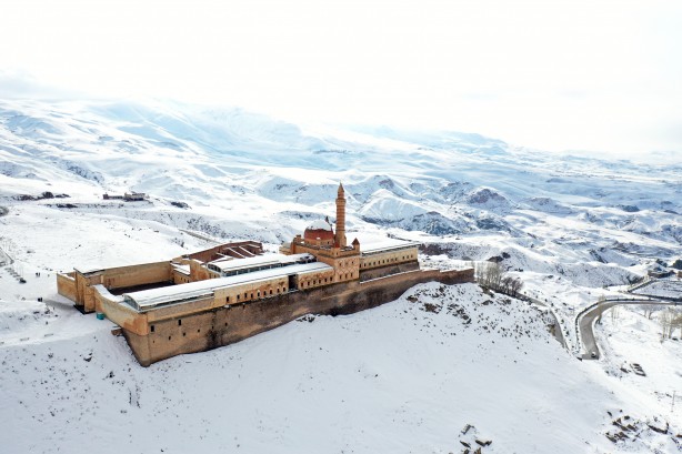 Foto - 4 mevsim ayrı güzel! Osmanlı, Selçuklu mimarisinden izler taşıyan tarihi İshak Paşa Sarayı martta karla kaplandı!