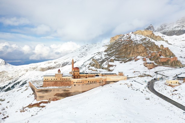 Foto - 4 mevsim ayrı güzel! Osmanlı, Selçuklu mimarisinden izler taşıyan tarihi İshak Paşa Sarayı martta karla kaplandı!